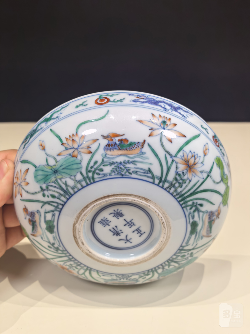 清雍正 斗彩鸳鸯荷塘图卧足盘一对 - 图17